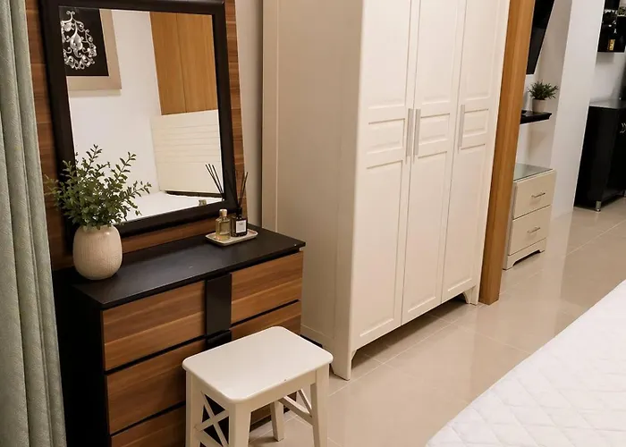 Luxe 1-bedroom Front Of Mall Of With View In Pasay *